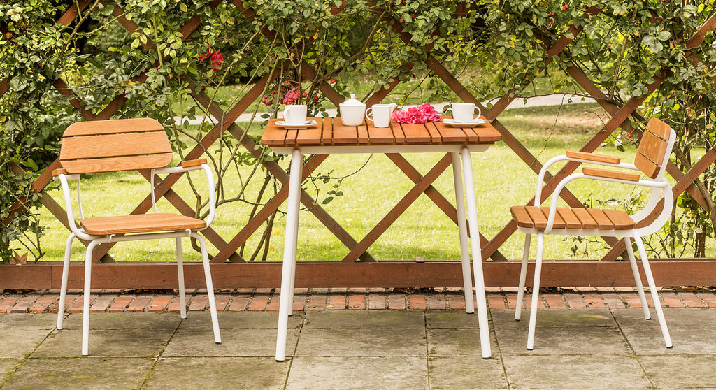 Collection SLINUS - Robinienholz und Stahl verbindet klassisches und zeitloses Design für Garten und Gastronomie
